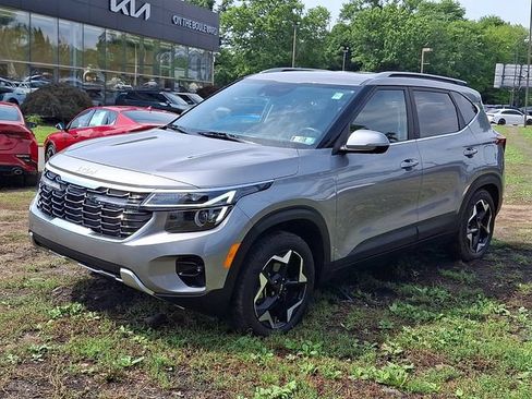 Certified 2025 Kia Seltos EX FWD image 3