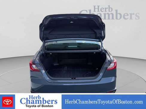 Used 2025 Toyota Camry SE AWD/4WD image 4