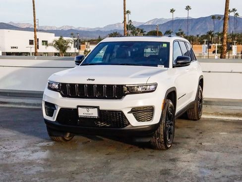 New 2025 Jeep Grand Cherokee Altitude image 4