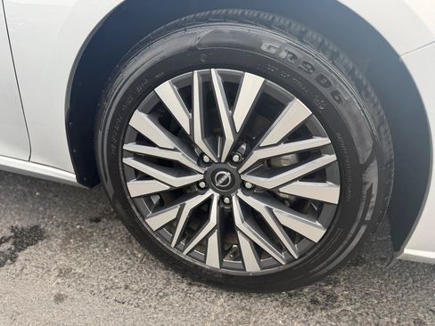 Used 2024 Nissan Altima 2.5 SV FWD image 9