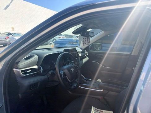 Used 2023 Toyota Highlander LE FWD image 17