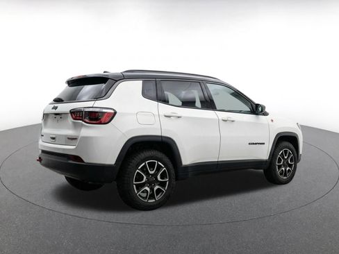 Used 2025 Jeep Compass Trailhawk AWD/4WD image 9