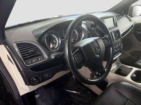 Used 2019 Dodge Grand Caravan SXT FWD image 11