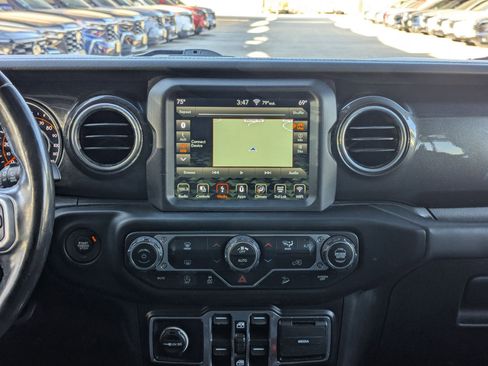 Used 2019 Jeep Wrangler Unlimited Sahara image 18