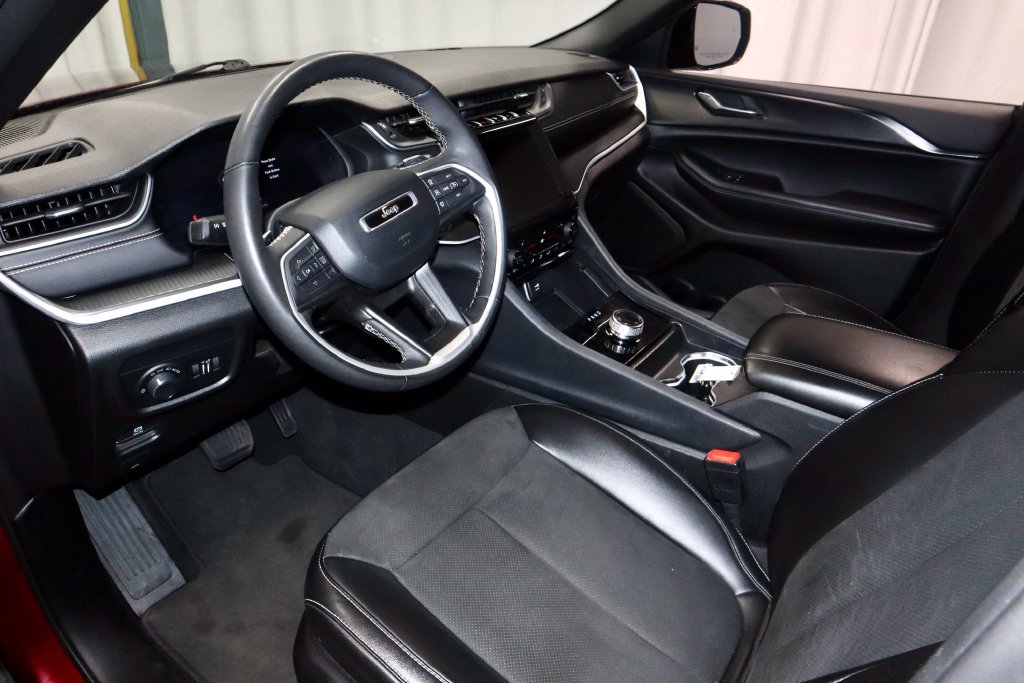 Used 2025 Jeep Grand Cherokee Altitude AWD/4WD image 25