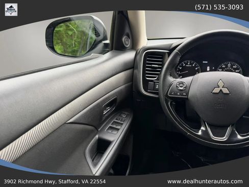Used 2018 Mitsubishi Outlander SE AWD/4WD image 32
