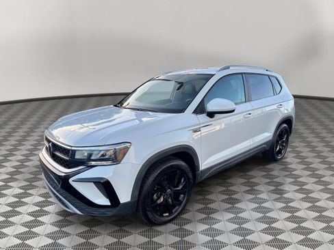 Used 2022 Volkswagen Taos SE w/ Panoramic Sunroof Package image 7