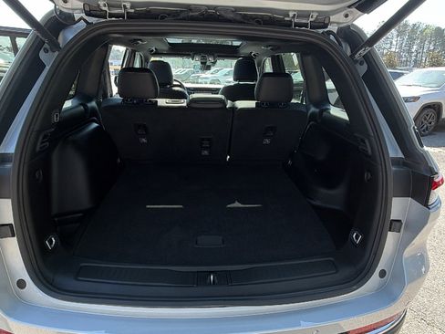 Used 2024 Jeep Grand Cherokee Limited w/ Luxury Tech Group II image 13