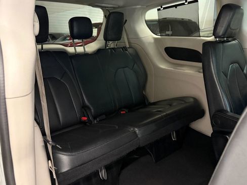Used 2017 Chrysler Pacifica Touring-L image 20