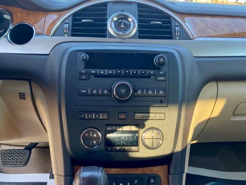 Used 2010 Buick Enclave CXL image 13