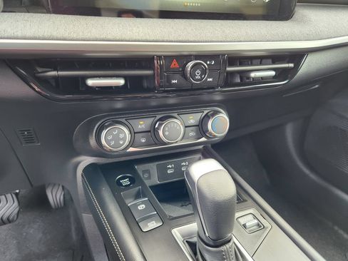 Used 2025 Nissan Kicks SV AWD/4WD image 16