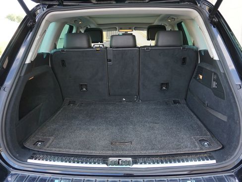 Used 2014 Volkswagen Touareg Sport image 17