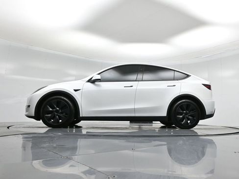 Used 2025 Tesla Model Y Long Range image 6
