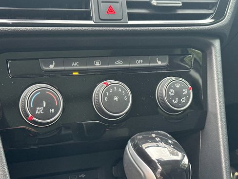 Used 2023 Volkswagen Taos SE image 17