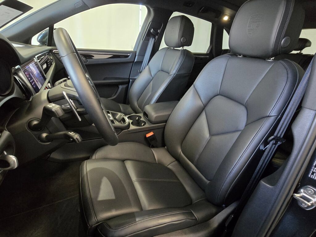 Certified 2025 Porsche Macan AWD/4WD image 5