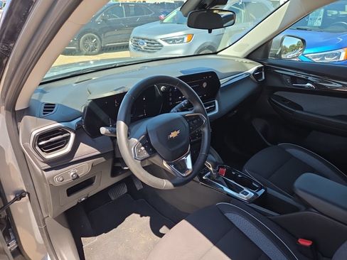 Used 2024 Chevrolet TrailBlazer LT w/ LT Cold Weather Package FWD image 9