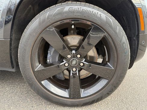 Used 2025 Land Rover Defender 130 X-Dynamic SE image 18