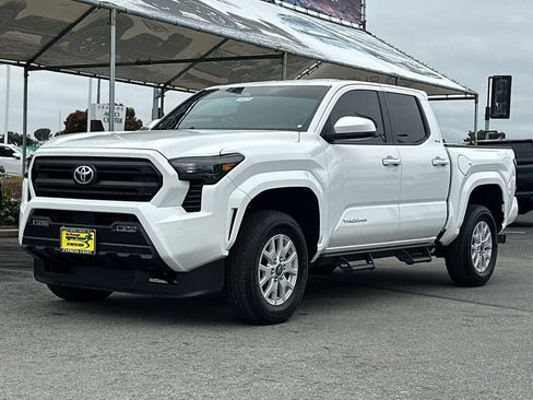 Used 2024 Toyota Tacoma SR5 AWD/4WD image 8
