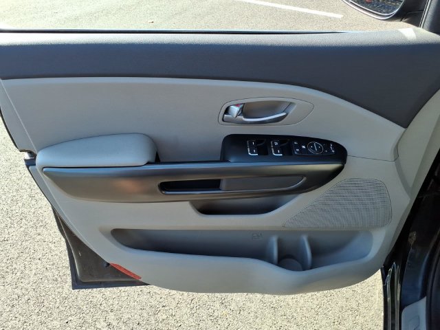 Used 2017 Kia Sedona LX w/ LX Essentials Premium Package FWD image 21