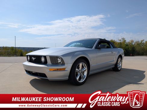 Used 2005 Ford Mustang GT image 1