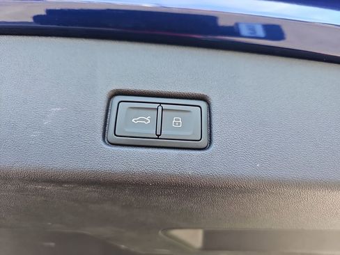 Used 2023 Audi Q4 e-tron Premium Plus w/ Premium Plus image 17