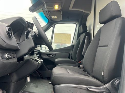 Used 2024 Mercedes-Benz Sprinter 4500 image 12