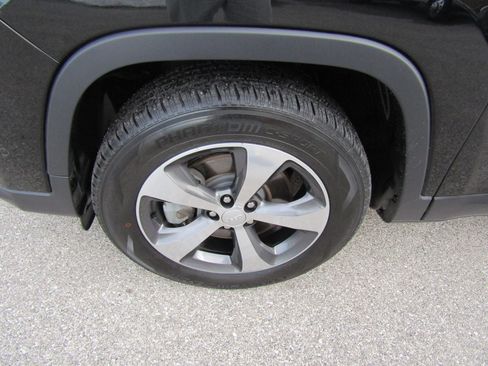 Used 2019 Jeep Cherokee Limited w/ Luxury Group AWD/4WD image 10