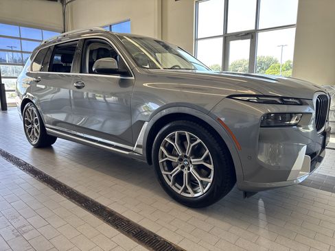 Used 2024 BMW X7 xDrive40i w/ Premium Package image 3