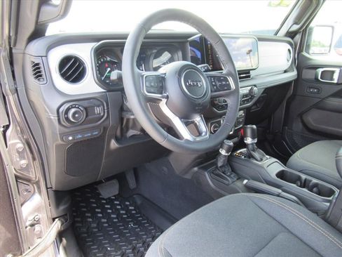 Used 2025 Jeep Wrangler Unlimited Sahara w/ Safety Group AWD/4WD image 17
