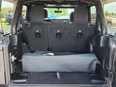 Used 2018 Jeep Wrangler Unlimited Sahara AWD/4WD image 11