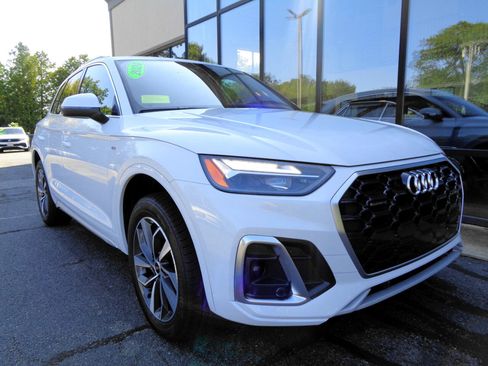 Used 2024 Audi Q5 2.0T Premium w/ Convenience Package image 3