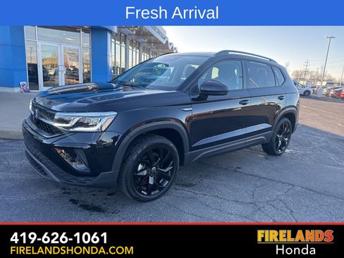 Used 2024 Volkswagen Taos SE image 2