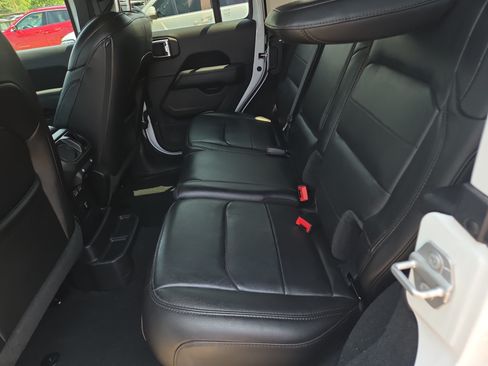Used 2022 Jeep Wrangler Unlimited Sahara AWD/4WD image 7