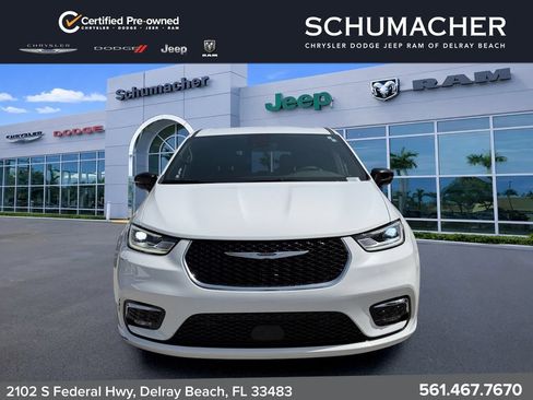 Used 2025 Chrysler Pacifica Select FWD image 2