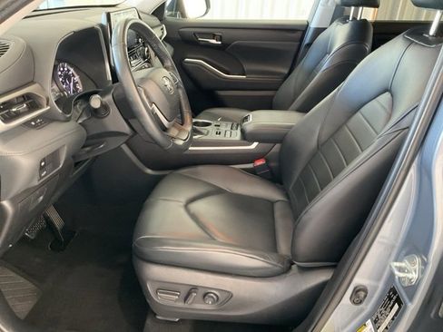 Used 2022 Toyota Highlander XLE image 4
