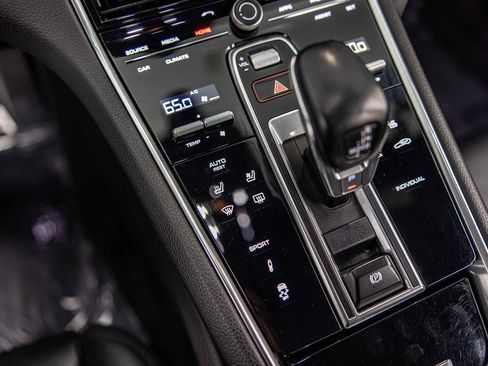 Used 2019 Porsche Panamera image 30