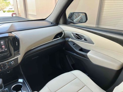 Used 2022 Chevrolet Traverse LS FWD image 17