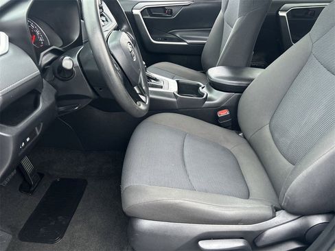 Used 2022 Toyota RAV4 LE image 17