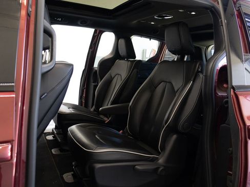 Used 2021 Chrysler Pacifica Limited w/ Uconnect Theater Family Group FWD image 21
