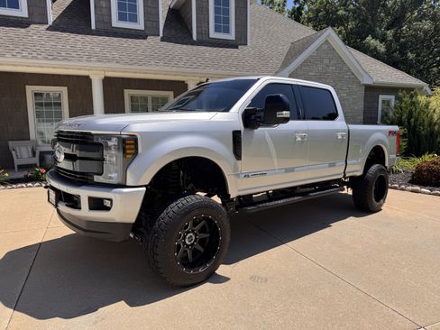 Used 2019 Ford F250 Lariat w/ Lariat Ultimate Package AWD/4WD image 2