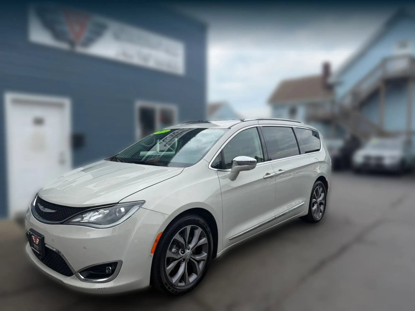 Used 2019 Chrysler Pacifica Limited w/ Tire & Wheel Group FWD image 3