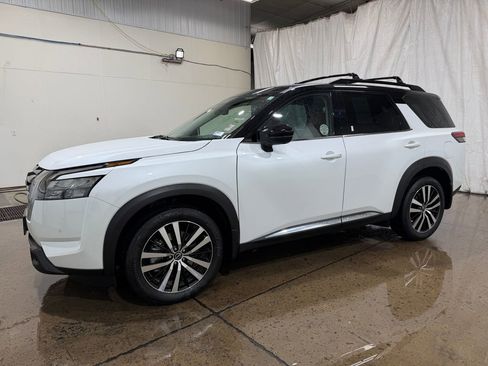 Used 2025 Nissan Pathfinder Platinum AWD/4WD image 10