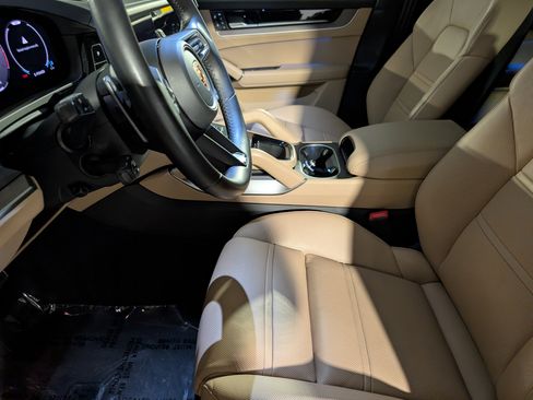 Certified 2024 Porsche Cayenne Turbo AWD/4WD image 4