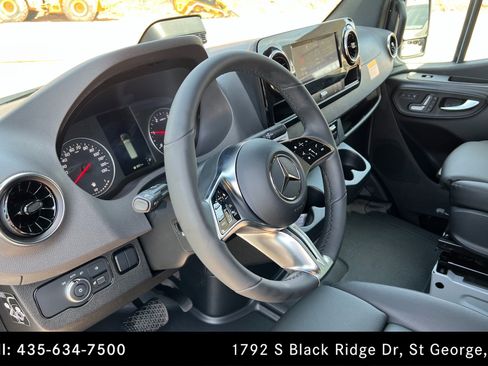 Used 2025 Mercedes-Benz Sprinter 2500 image 15
