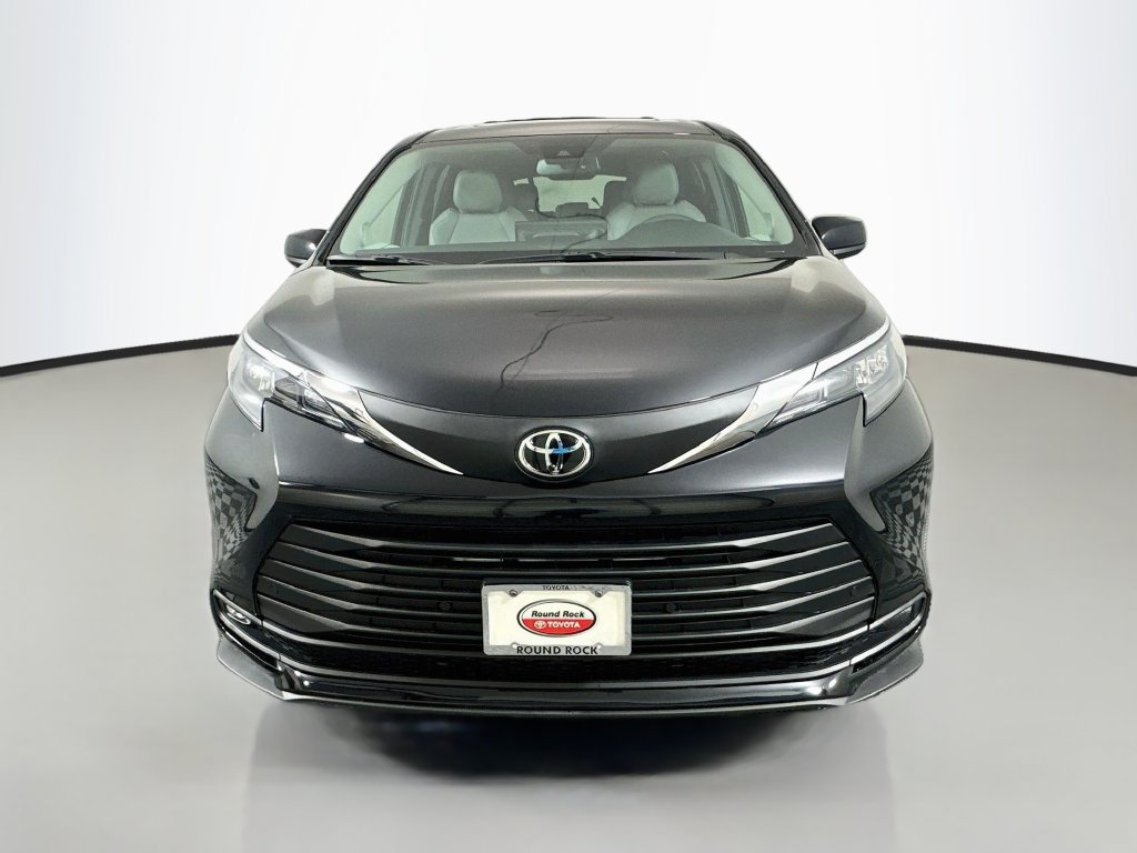 Used 2026 Toyota Sienna XLE FWD image 2