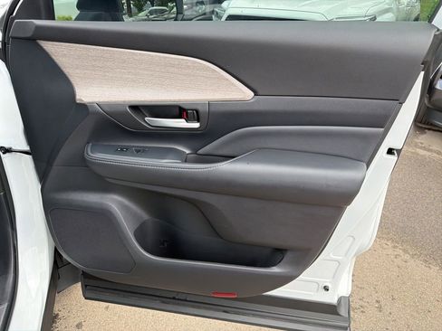 Used 2024 Toyota Grand Highlander AWD image 11