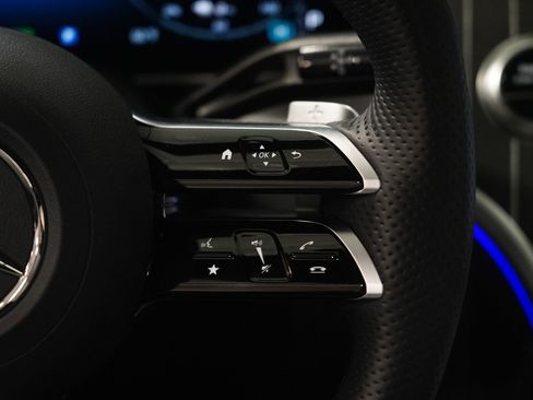 Used 2025 Mercedes-Benz GLC 350e 4MATIC image 18