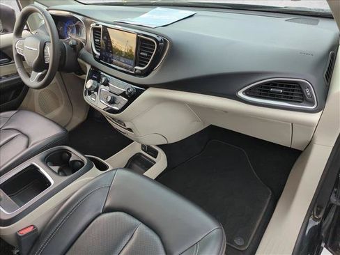 Used 2023 Chrysler Pacifica Touring-L FWD image 21