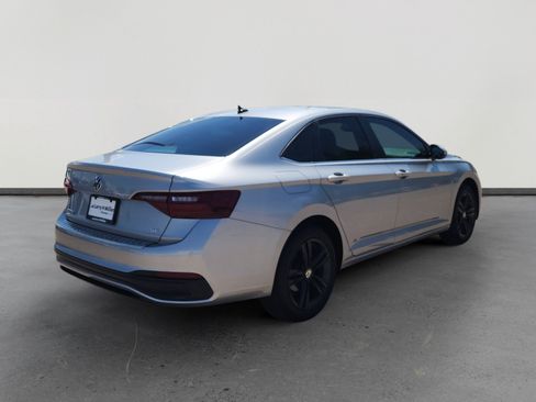Used 2023 Volkswagen Jetta SE FWD image 5