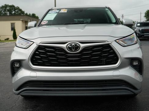 Used 2023 Toyota Highlander LE AWD/4WD image 16